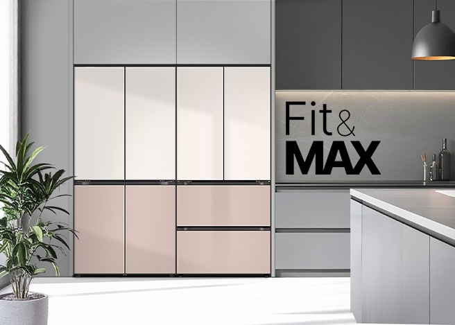 회색톤 인테리어에 베이지색 핏앤맥스 냉장고가 배치되어있다.우측에는 FIT&MAX문구 배치되어있다.